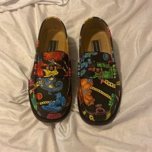 Worn less than 5 times, no creases, great condition.